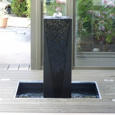 fontaine en granit noir